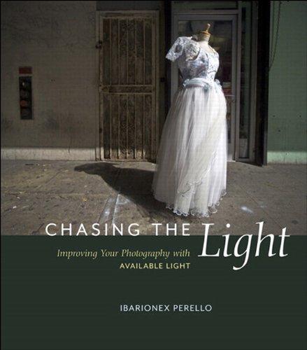 Chasing the Light: Improving Your Photography with Available Light (Voices That Matter) (English Edition)