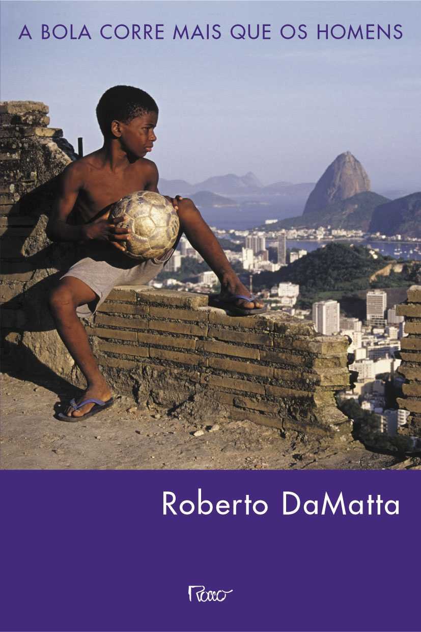 A bola corre mais que os homens: Duas Copas, treze crônicas e três ensaios sobre futebol