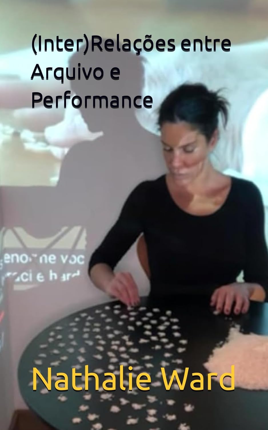 ler totalmente (Inter)relações entre Arquivo e Performance (The Artist Was Present: Performance RE-mains.) (Portuguese Edition)