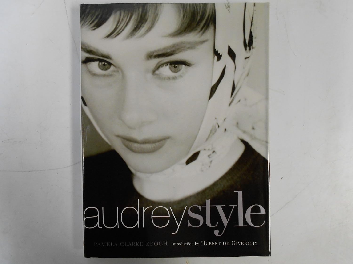 ler totalmente Audrey Style: An Illustrated Biography of the Fashion Icon―Grace, Beauty, and Humor Through Original Interviews and Designer Sketches