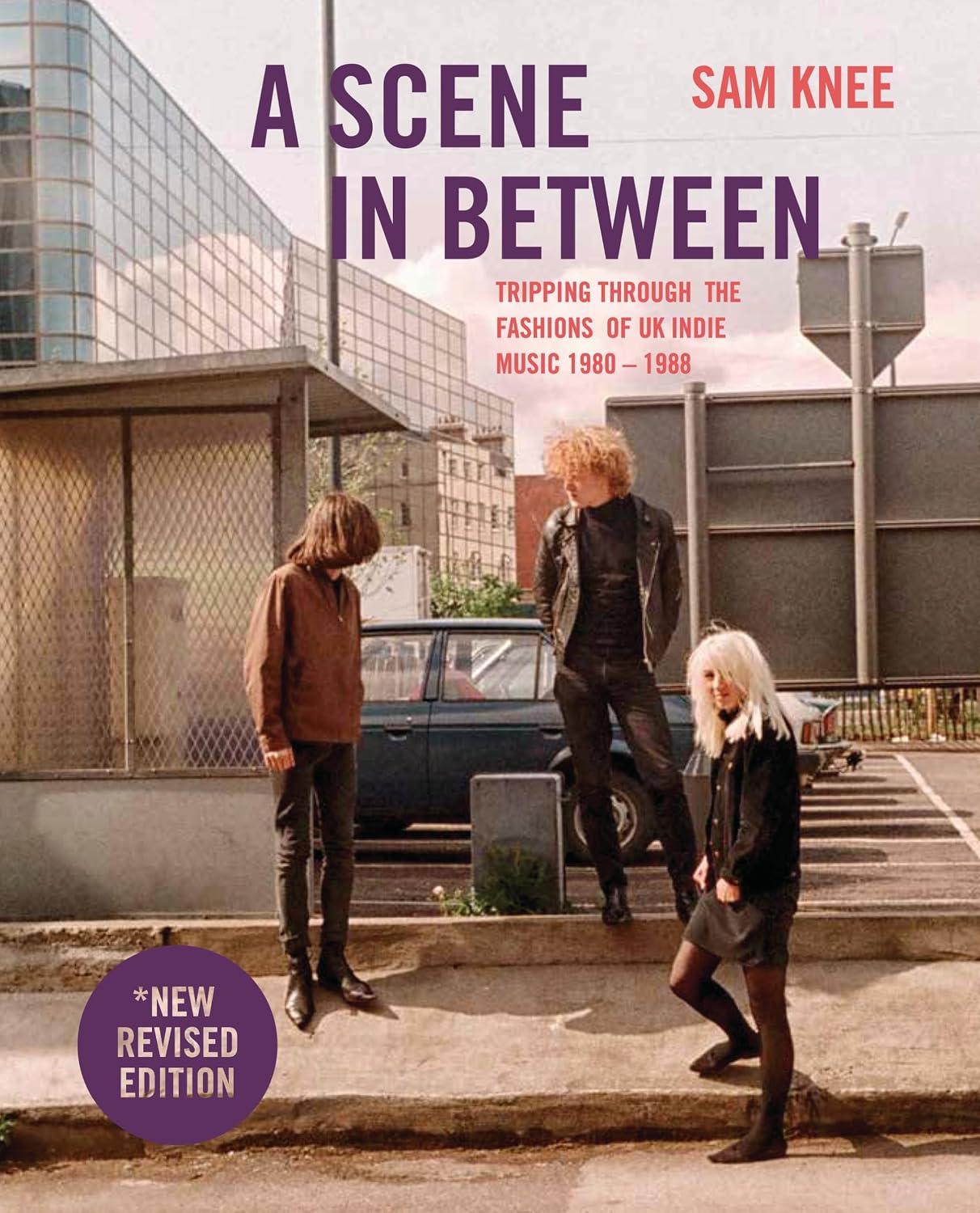 ler totalmente A Scene in Between (Revised Edition): Tripping Through the Fashions of Uk Indie Music 1980-1988