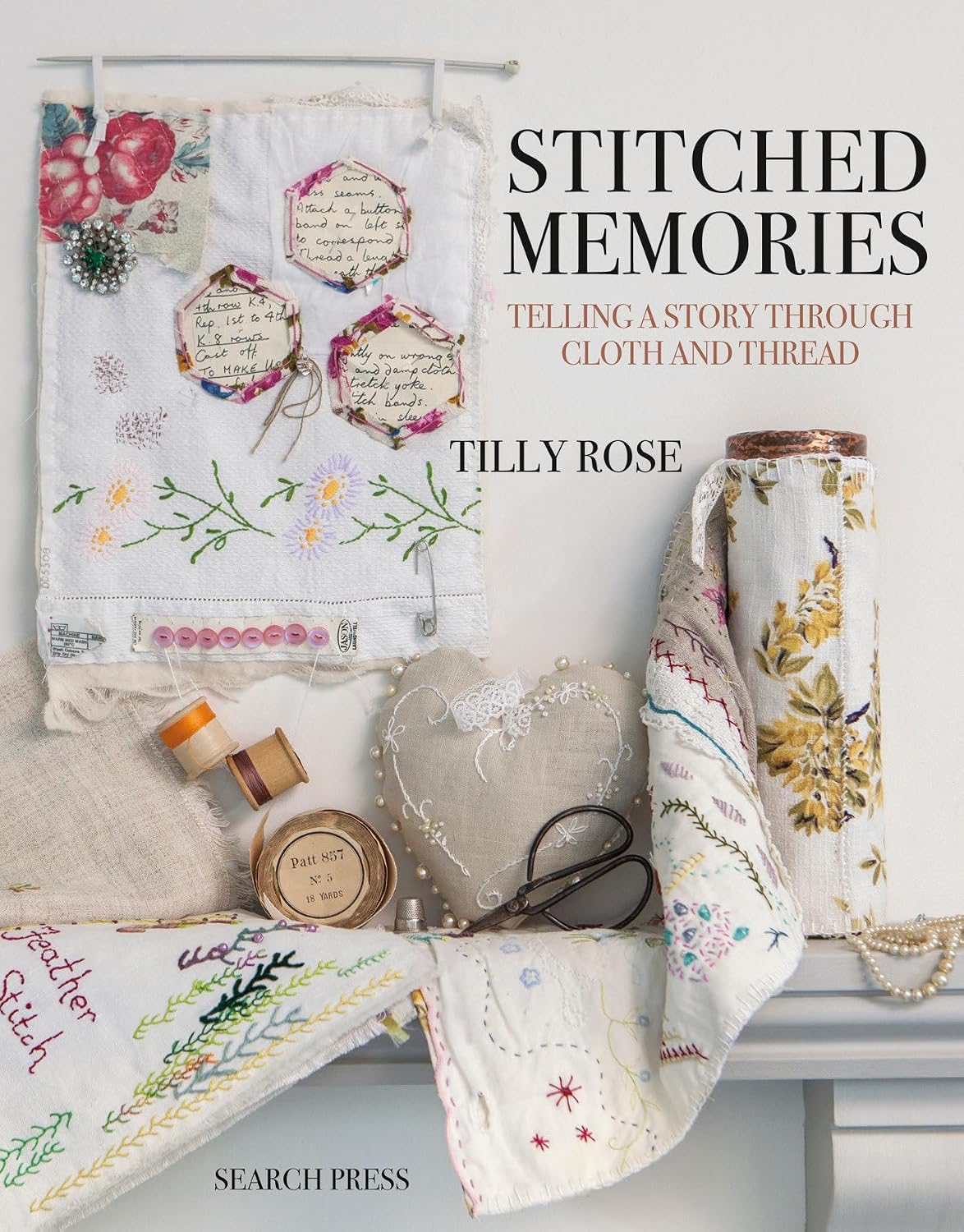 ler totalmente Stitched Memories: Telling a Story Through Cloth and Thread