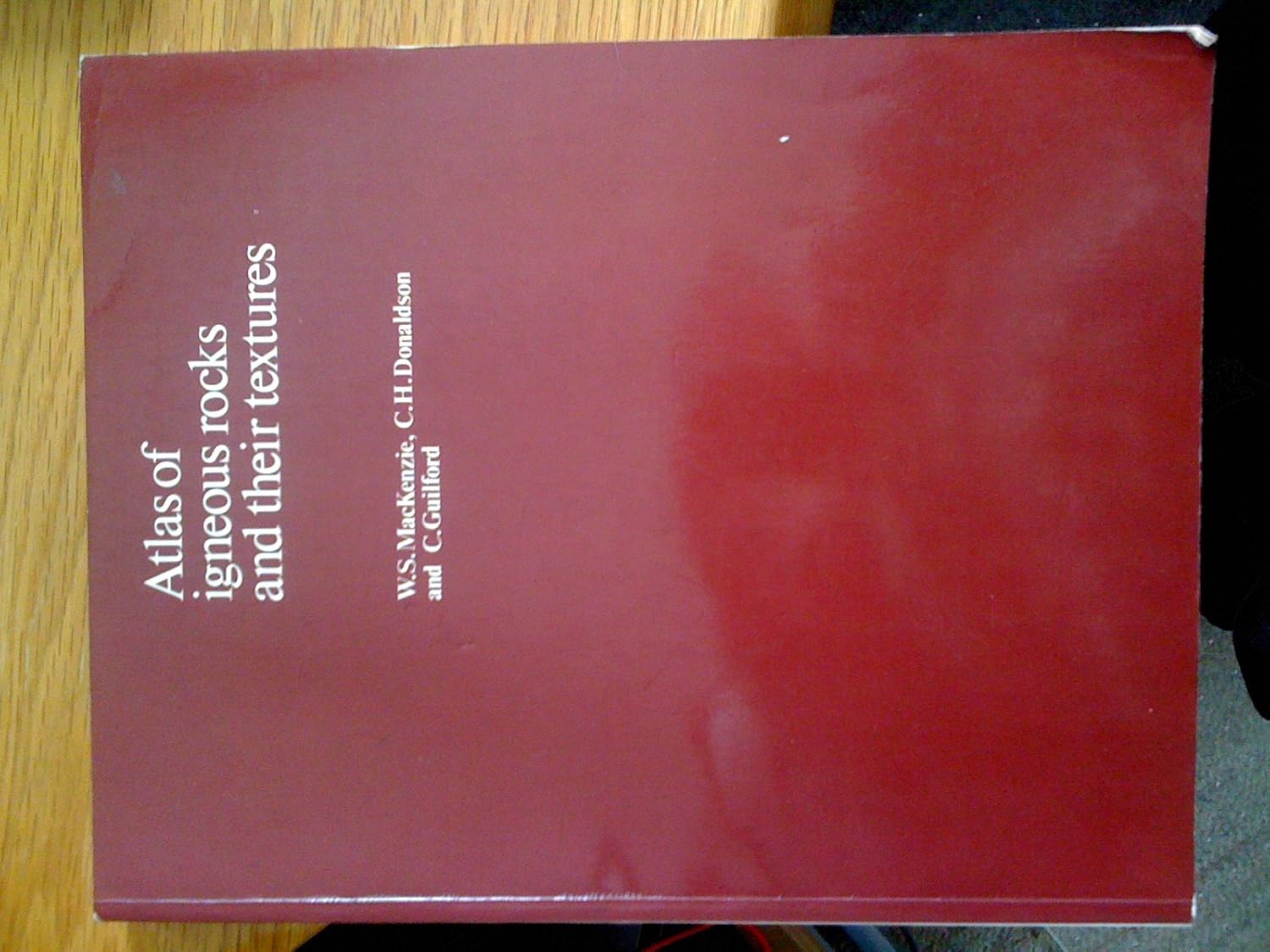 ler totalmente Atlas of Igneous Rocks and Their Textures