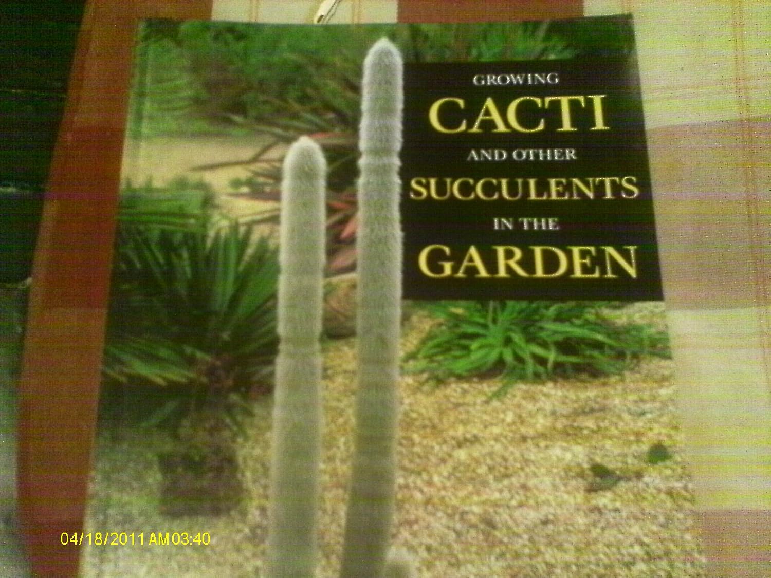 Growing Cacti and Other Succulents in the Garden baixar o livro de graça