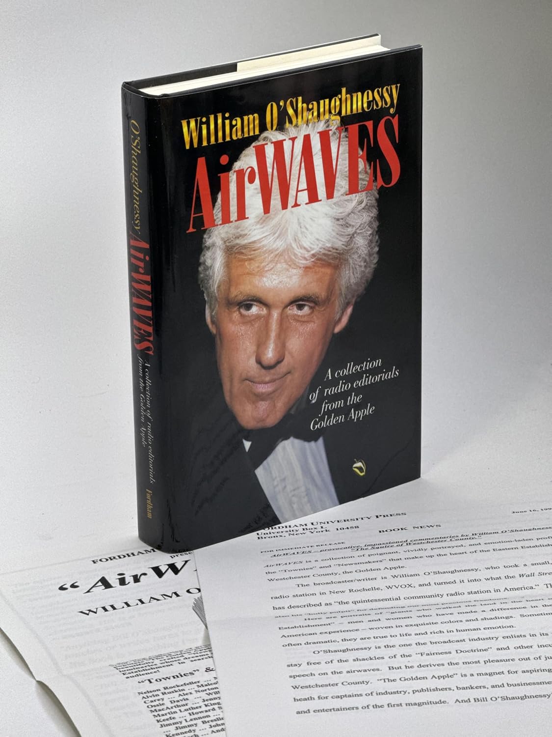 Airwaves: A Collection of Radio Editorials from the Golden Apple: 3 baixar o livro de graça