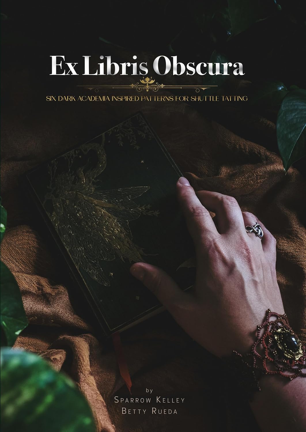 Ex Libris Obscura: 6 Dark Academia Inspired Patterns For Shuttle Tatting (English Edition)
