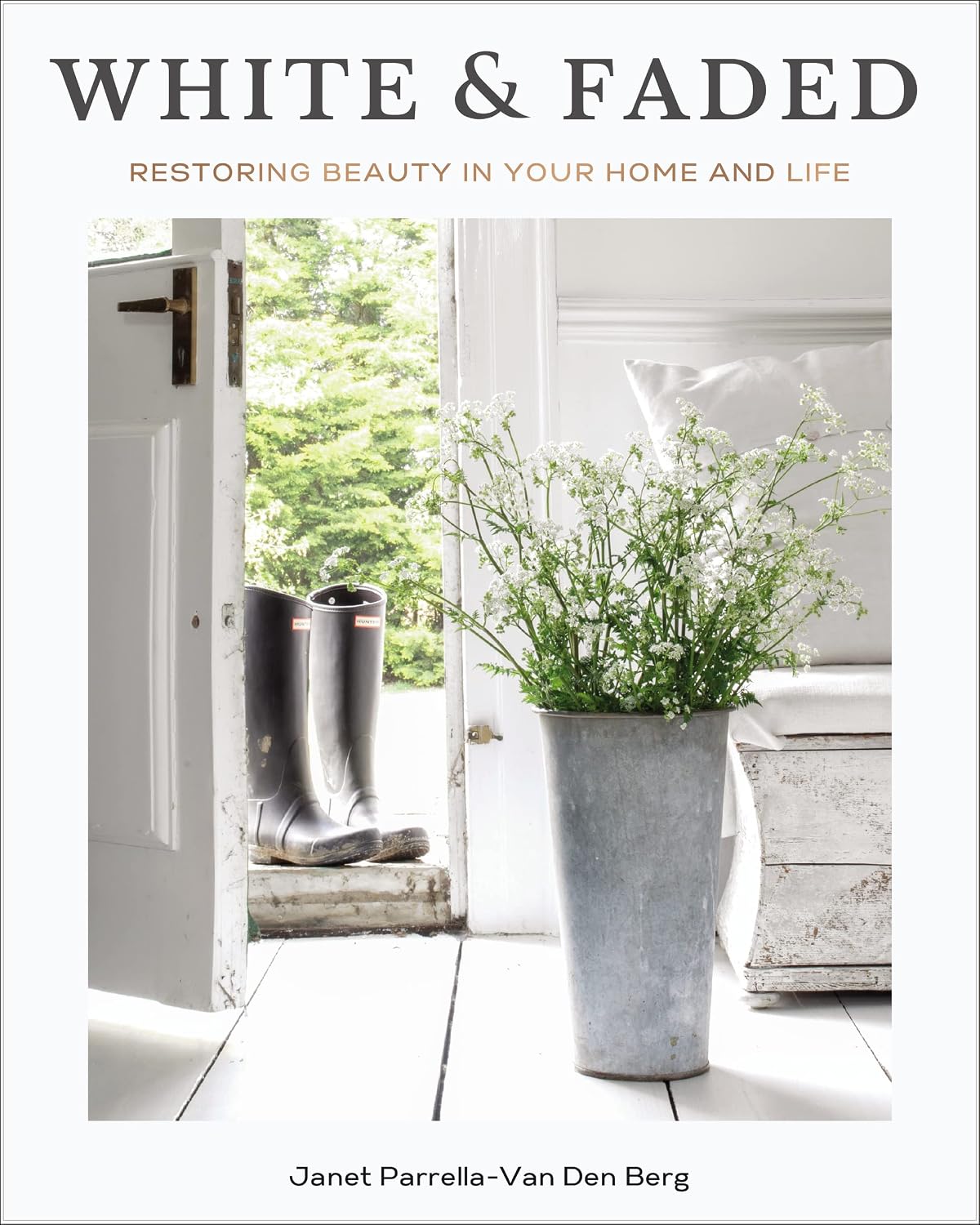 ler totalmente White and Faded: Restoring Beauty in Your Home and Life (the Perfect Gift for People Who Love Interior Design, Decorating, and Creating Beautiful, Healing Spaces at Home)