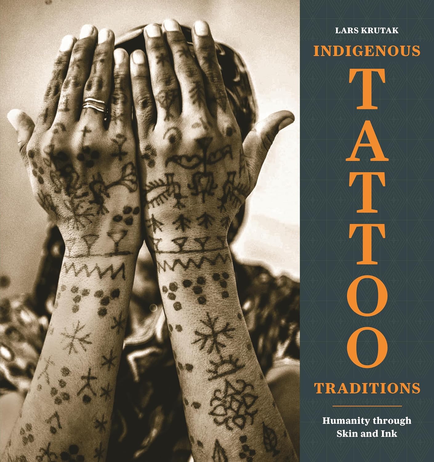 capítulo por capítulo baixar Indigenous Tattoo Traditions: Humanity Through Skin and Ink