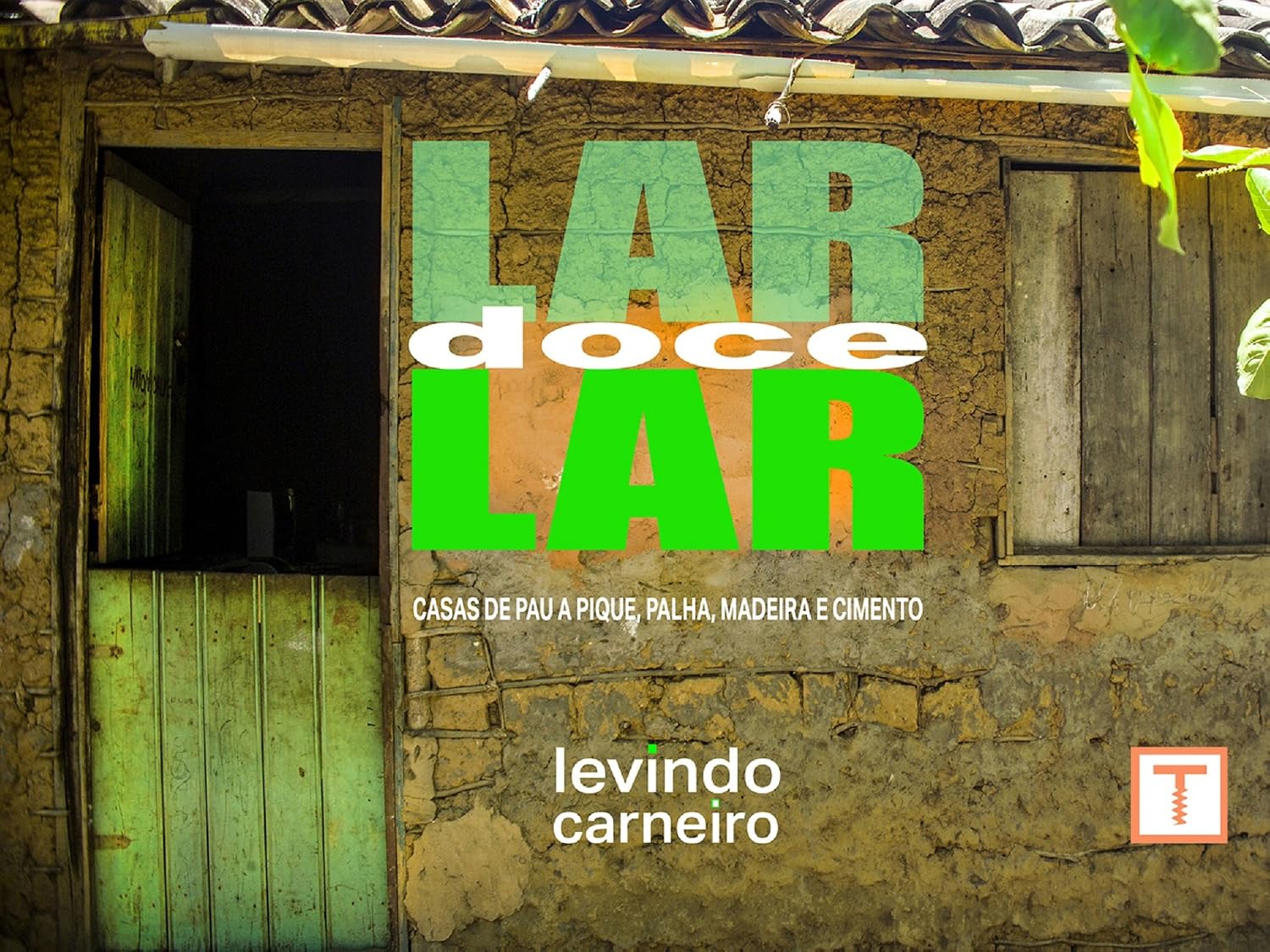 Lar Doce Lar: Photographs of smalls houses made of clay, wood, straw and cement (1)