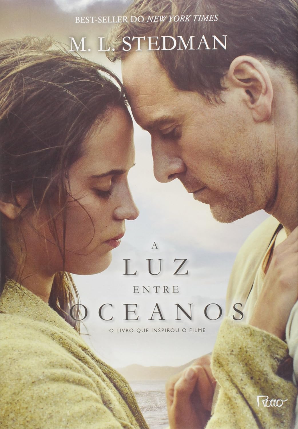 A luz entre oceanos