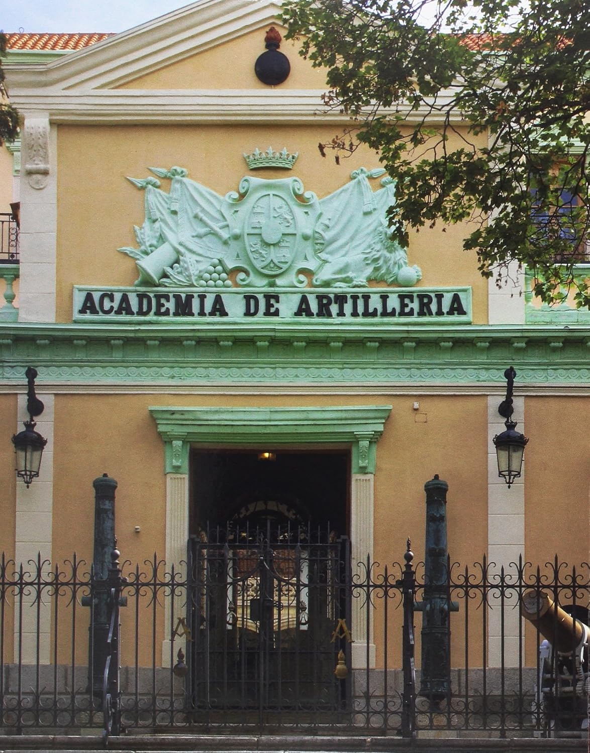 ler totalmente San Francisco de Segovia: de convento a cuartel. La Academia de Artillería
