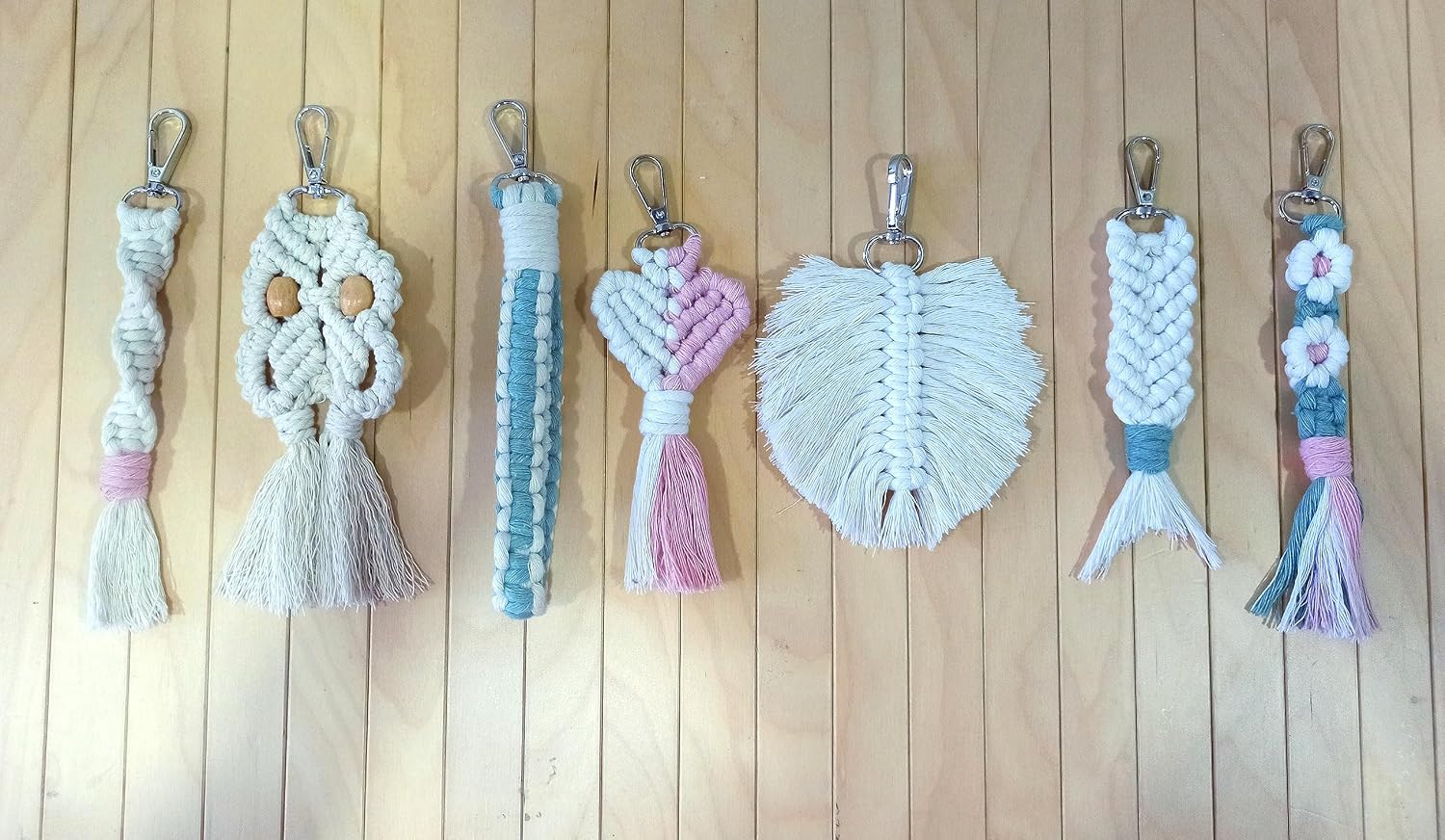 ler totalmente Learn Basic Macrame Knots in a Detailed Way - Lark's Head Knot, Square Knot, Spiral Knot, Double Half Hitch Knot, Gathering Knot: It will be much easier... to make macrame projects. (English Edition)